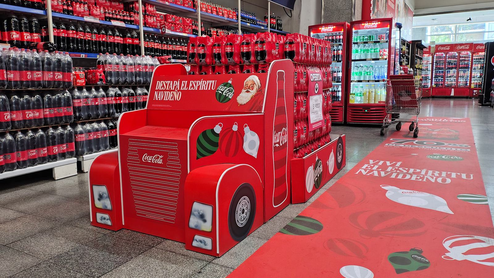 Isla navideña de Coca-Cola con forma de camión en un supermercado