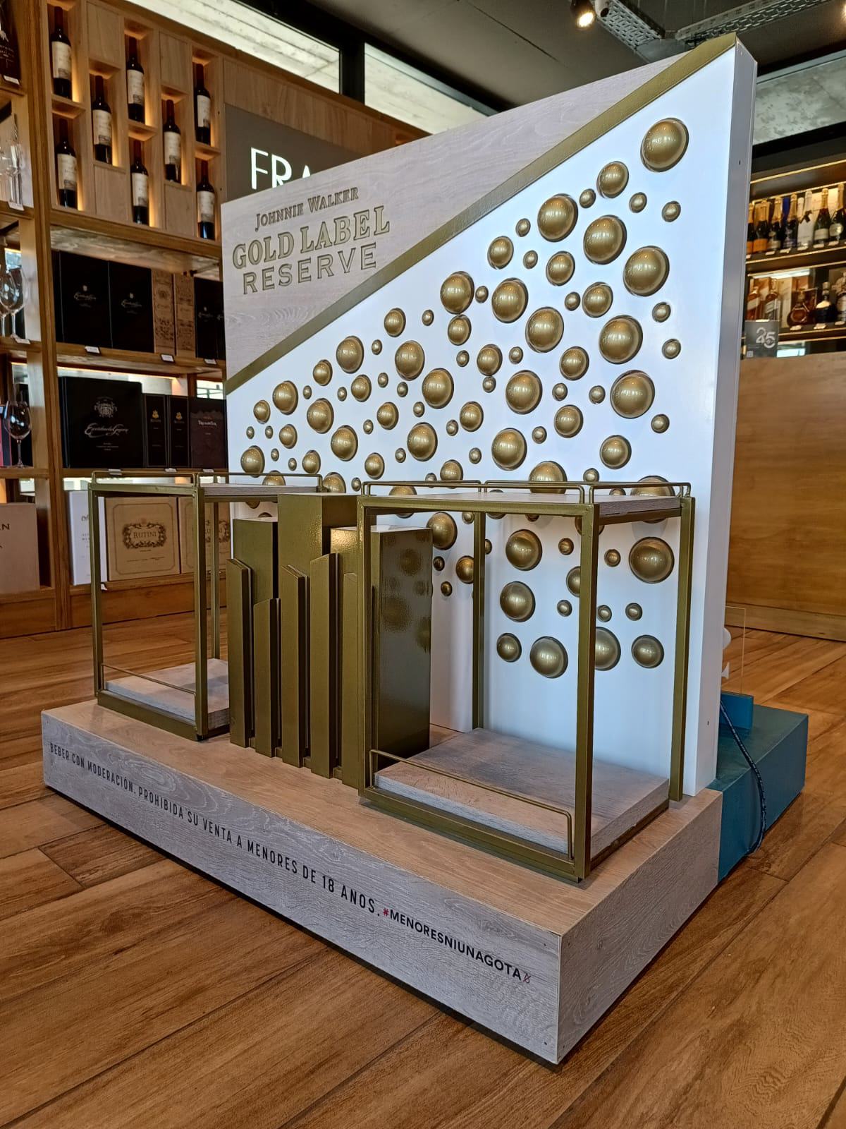 Isla premium de Johnnie Walker Gold Label Reserve en una vinoteca