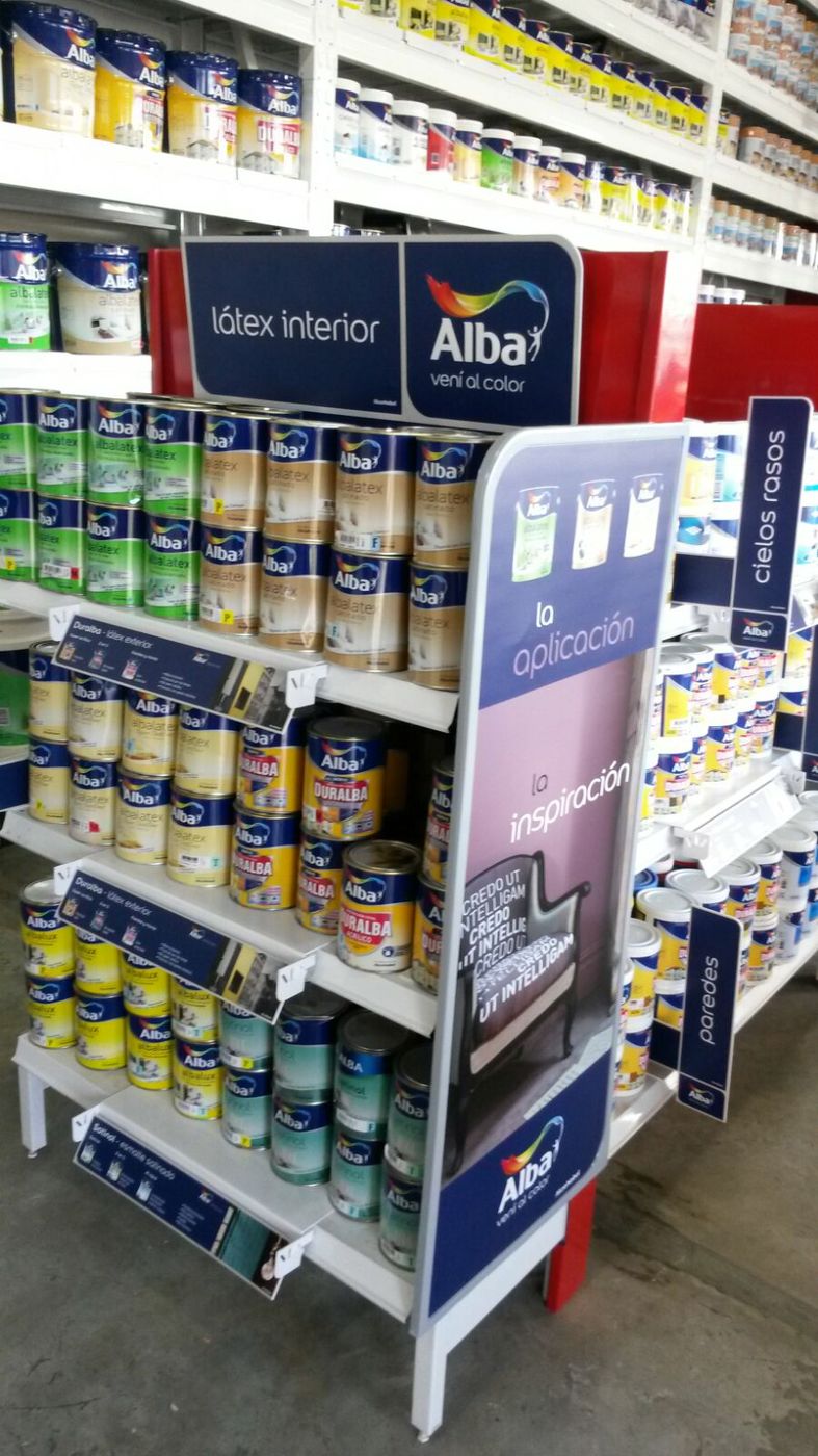 Puntera de pinturas Alba en una pinturería