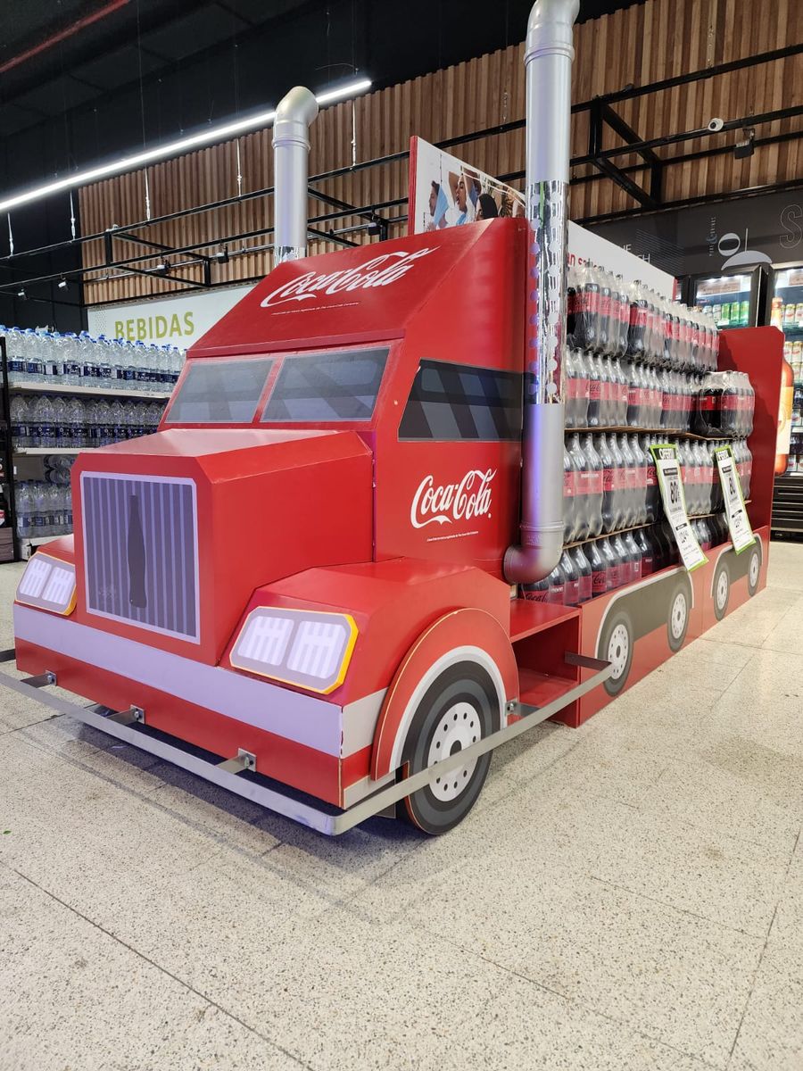 Isla de Coca-Cola con forma de camión cargada de botellas