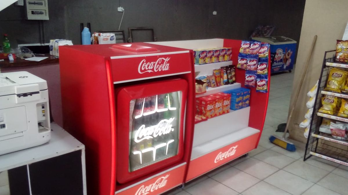 Mueble de kiosco de Coca-Cola con heladera iluminada y estantes