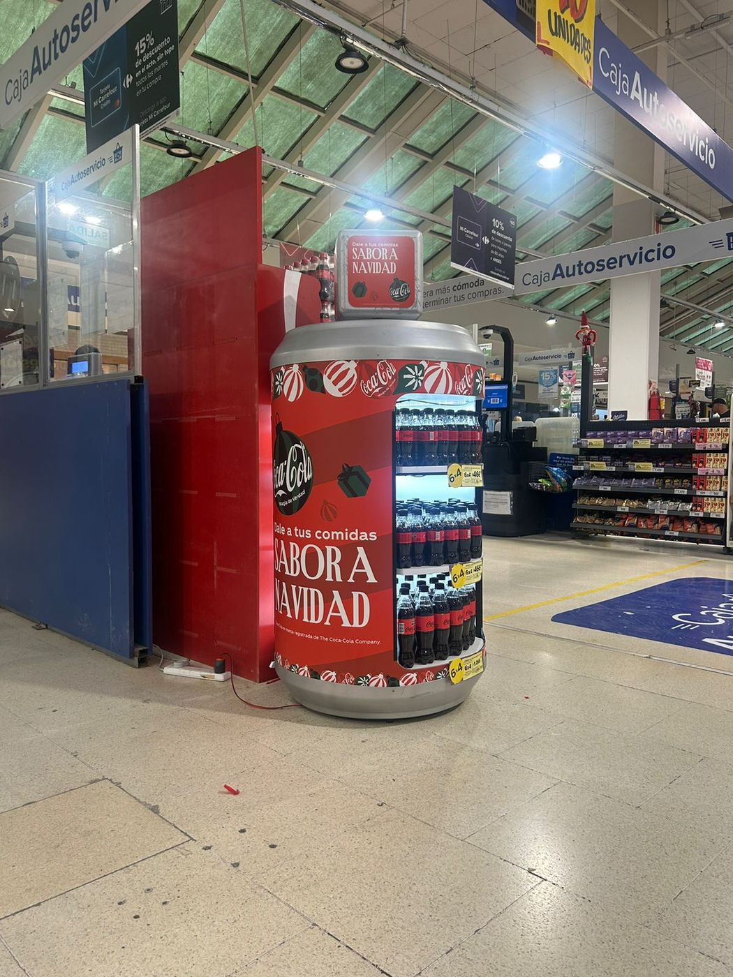 Exhibidor de Coca-Cola con forma de lata gigante y heladera iluminada