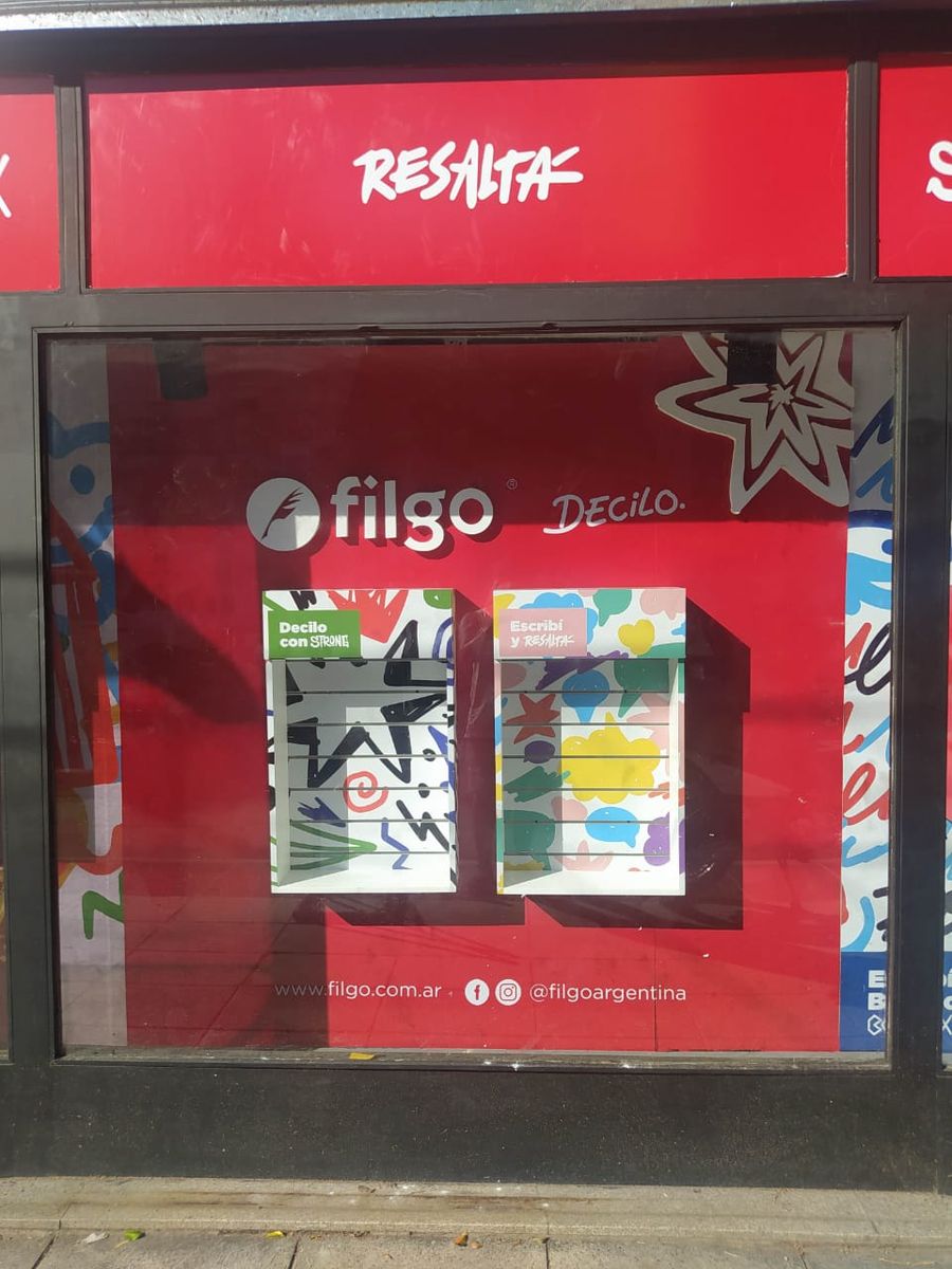 Vidriera de Filgo con exhibidores de pared