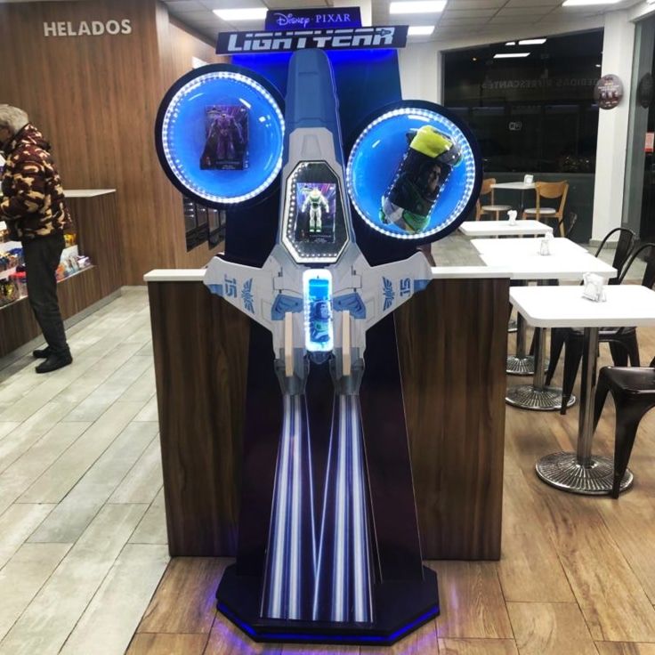 Exhibidor iluminado de Disney Pixar Lightyear con forma de nave