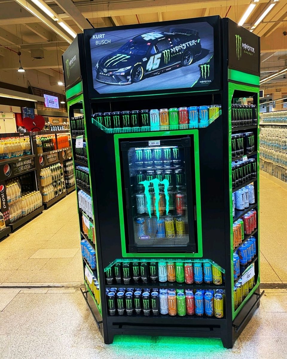 Isla de Monster Energy con heladera y pantalla en supermercado