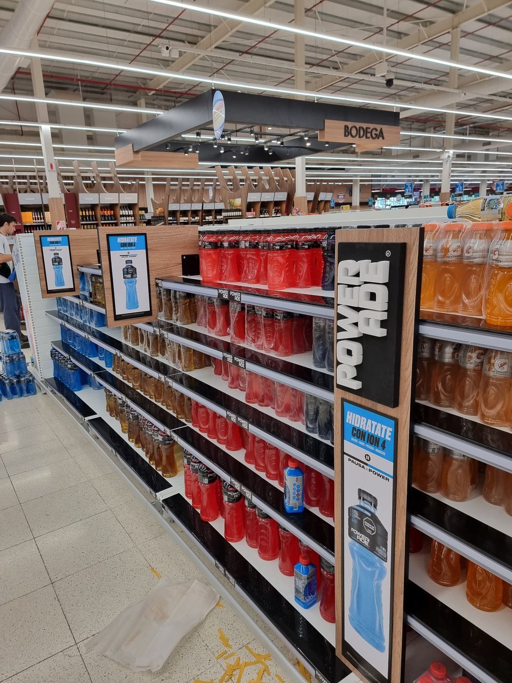 Góndola de Powerade con cabezales y laterales de marca