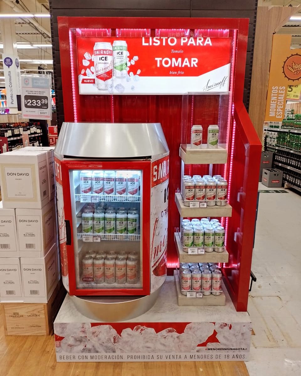 Puntera de Smirnoff Ice con heladera en supermercado
