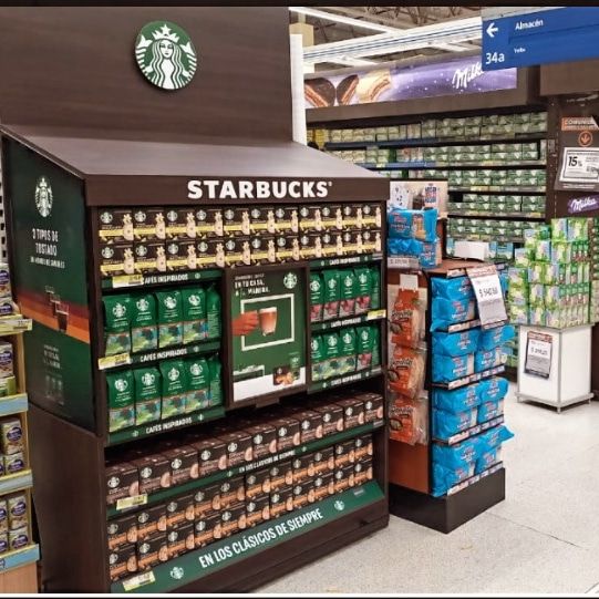 Puntera de Starbucks con cafés en supermercado